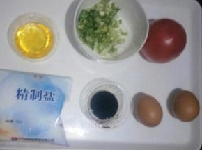 准备食材二，西红柿洗净切小丁(留出两片做装饰)，葱切葱花，韭菜切段