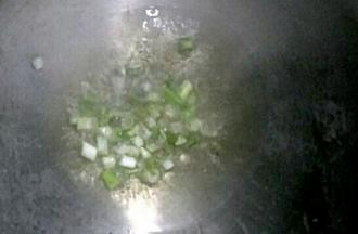 油温七成热放入葱花炒香