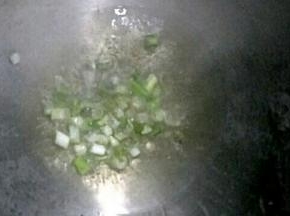 油温七成热放入葱花炒香
