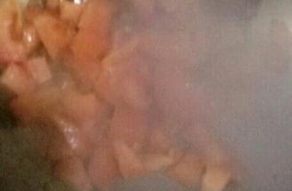 加入西红柿丁和生抽，翻炒至西红柿软烂