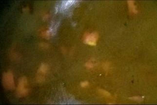 加入清水和盐，开大火