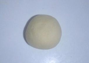 面团揉搓成光滑面团，可撒适量干面粉防粘