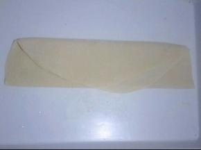 用擀面杖擀成厚度为1~2mm左右的薄饼.对折再对折，中间可撒适量干面粉防粘