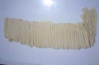 切成宽度为2mm左右的面条，抖开