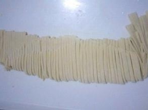 切成宽度为2mm左右的面条，抖开