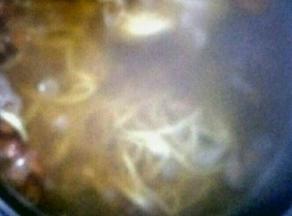 水开后放入锅中盖锅盖煮开后打开锅盖再煮3分钟即可，关火放入韭菜即可(注意不要溢锅)