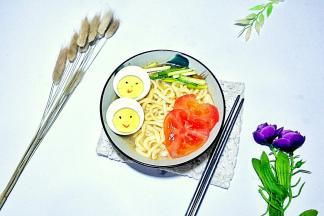 盛碗，把熟鸡蛋和西红柿片做个自己喜欢的造型摆入，开吃吧