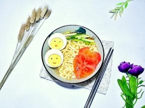 盛碗，把熟鸡蛋和西红柿片做个自己喜欢的造型摆入，开吃吧