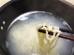 煮至面条无硬芯后捞出沥干水