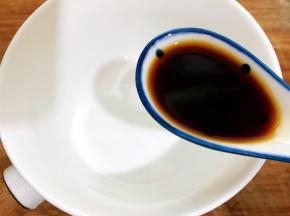 碗里加入生抽