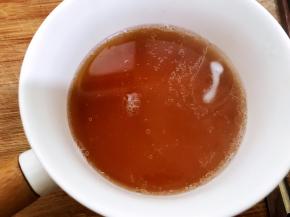 等水再次滚开后，舀两勺面汤在调料碗里化开猪油