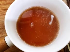 等水再次滚开后，舀两勺面汤在调料碗里化开猪油