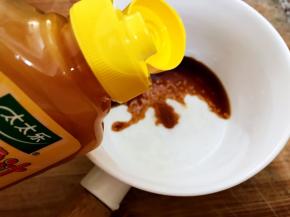 淋入少许鲜鸡汁，不需要多一点点即可