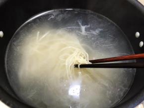 锅里烧水，水滚开后放入面条