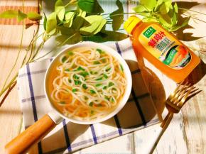 温暖又鲜味十足的鸡汁汤面就完成啦