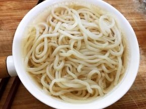摆入调料碗里