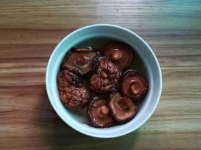 香菇洗净提前用水泡发