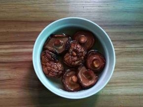 香菇洗净提前用水泡发