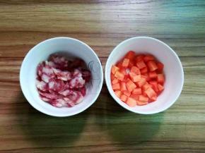 腊肠切薄片，胡萝卜切小块