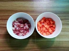 腊肠切薄片，胡萝卜切小块