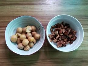 煮好的栗子去皮；泡好的香菇切小块
