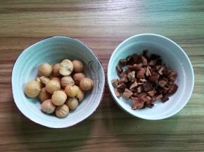 煮好的栗子去皮；泡好的香菇切小块