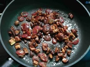 锅中热点，放入腊肠煎透明，加入香菇炒香，加生抽、蚝油调味