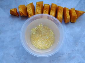 将南瓜切成大块，玉米碴用水淘洗两次。