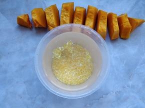 将南瓜切成大块，玉米碴用水淘洗两次。