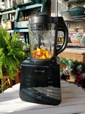 把搅拌杯安装好，选择“米糊”选项，直接启动即可。