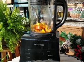 把搅拌杯安装好，选择“米糊”选项，直接启动即可。