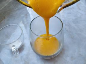 一边加热煮沸，一边粉碎研磨，所以不会出现糊底的情况。待程序完成后，将南瓜玉米糊倒入杯中或碗中，加少许白糖搅匀（也可以不加糖）。