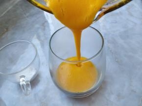 一边加热煮沸，一边粉碎研磨，所以不会出现糊底的情况。待程序完成后，将南瓜玉米糊倒入杯中或碗中，加少许白糖搅匀（也可以不加糖）。