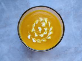 用少许牛奶在表面点一些圆点，用牙签螺旋形划过，装饰一下即可。