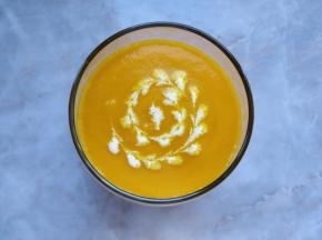 用少许牛奶在表面点一些圆点，用牙签螺旋形划过，装饰一下即可。