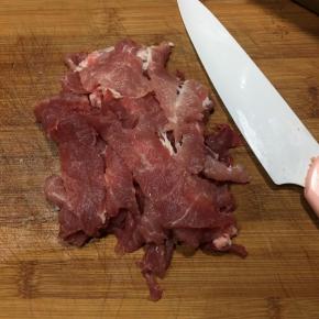 前腿肉切薄片。