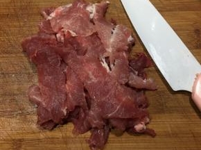 前腿肉切薄片。