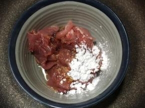 放入碗中加入酱油，玉米淀粉和1勺食用油，用手抓匀备用。