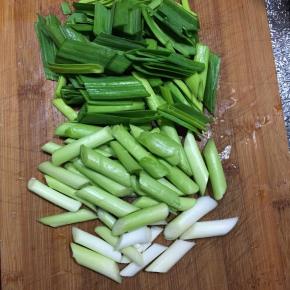 蒜苗洗净切段备用。