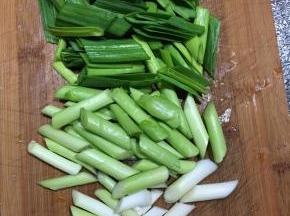 蒜苗洗净切段备用。
