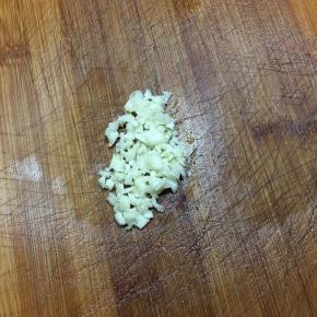 蒜头切碎备用。