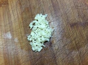 蒜头切碎备用。