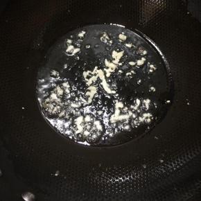 锅中加入油，大火烧热，下入蒜末煸出香味。