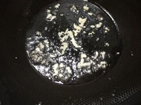 锅中加入油，大火烧热，下入蒜末煸出香味。