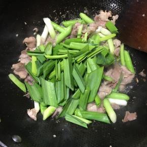 炒至蒜茎微软，下入蒜苗叶。