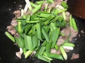 炒至蒜茎微软，下入蒜苗叶。