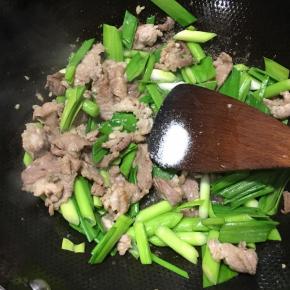 调入盐和鸡精翻炒均匀即可关火。