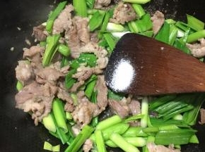 调入盐和鸡精翻炒均匀即可关火。