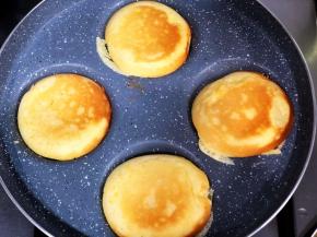 翻面继续就煎至金黄色