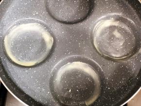 锅中抹上黄油，